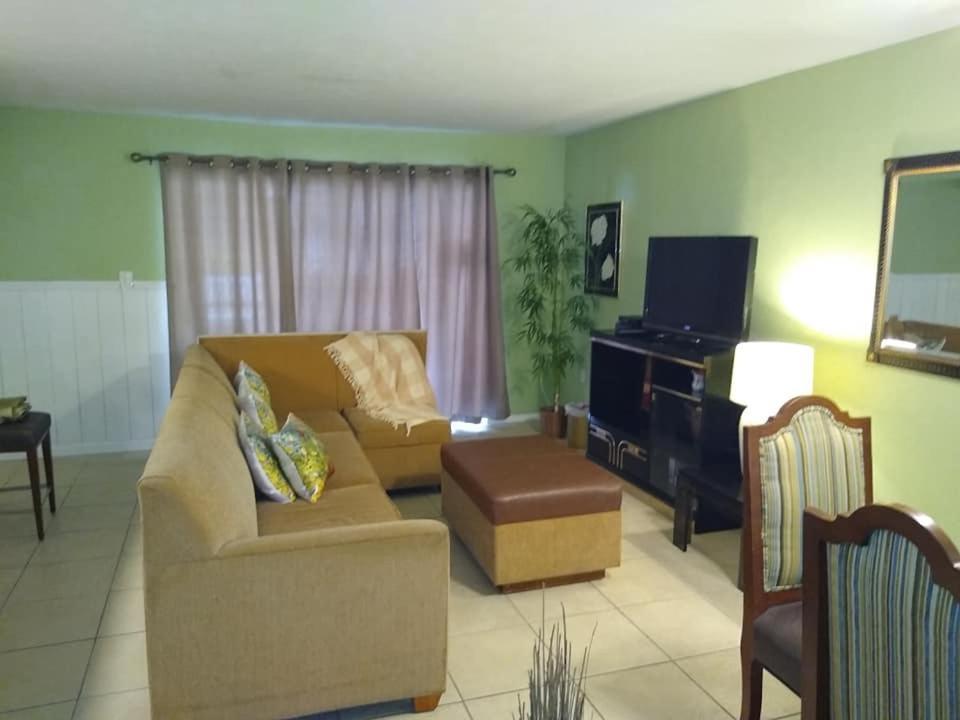 Affordable Two Bedroom Tropical Condo - Private Beach, Pools, Hot Tub Сент-Пітерсбург Екстер'єр фото