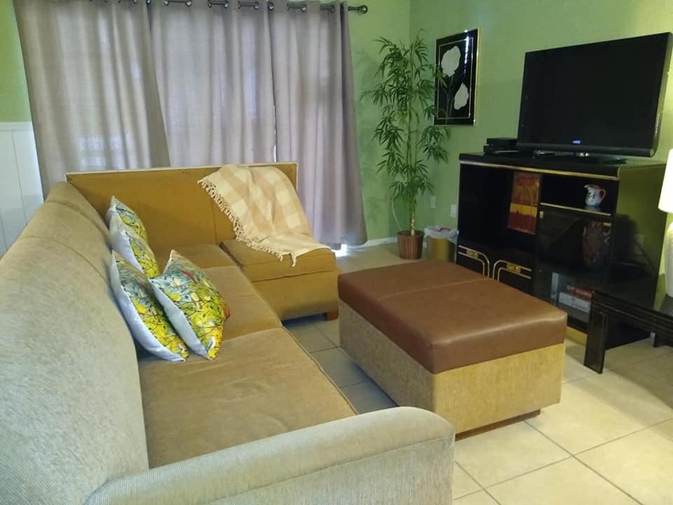 Affordable Two Bedroom Tropical Condo - Private Beach, Pools, Hot Tub Сент-Пітерсбург Екстер'єр фото