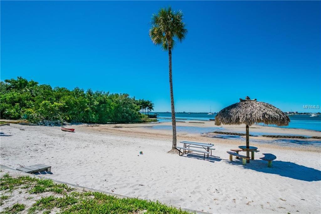 Affordable Two Bedroom Tropical Condo - Private Beach, Pools, Hot Tub Сент-Пітерсбург Екстер'єр фото