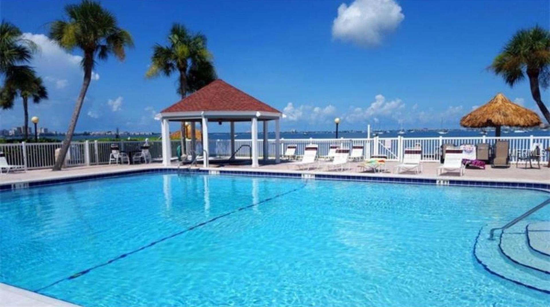 Affordable Two Bedroom Tropical Condo - Private Beach, Pools, Hot Tub Сент-Пітерсбург Екстер'єр фото