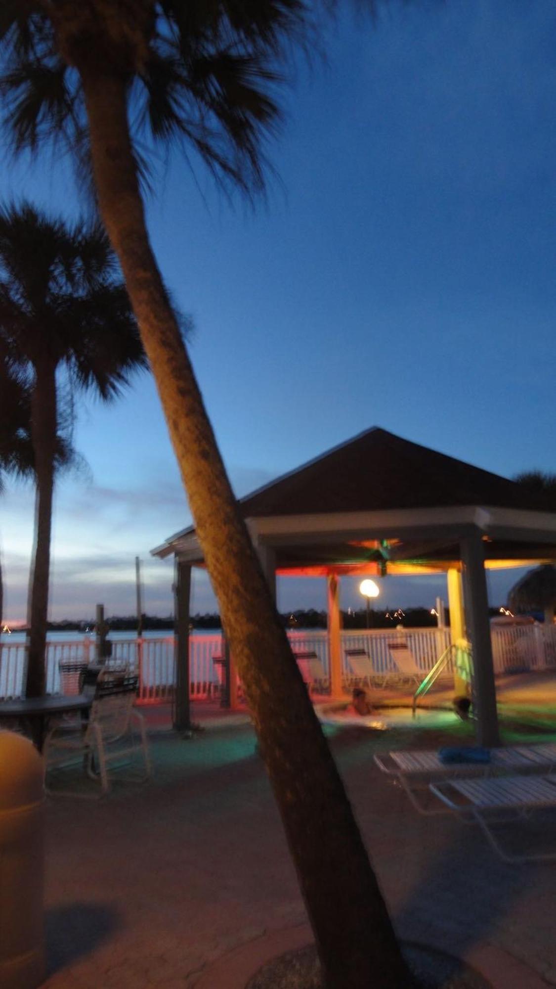 Affordable Two Bedroom Tropical Condo - Private Beach, Pools, Hot Tub Сент-Пітерсбург Екстер'єр фото