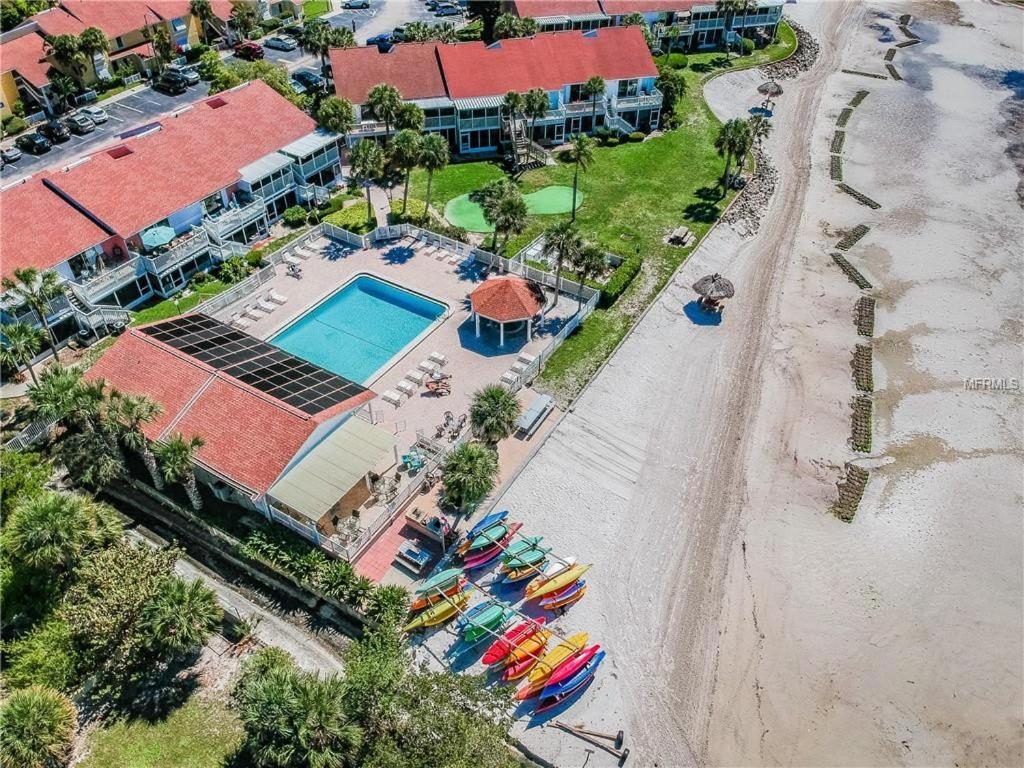 Affordable Two Bedroom Tropical Condo - Private Beach, Pools, Hot Tub Сент-Пітерсбург Екстер'єр фото