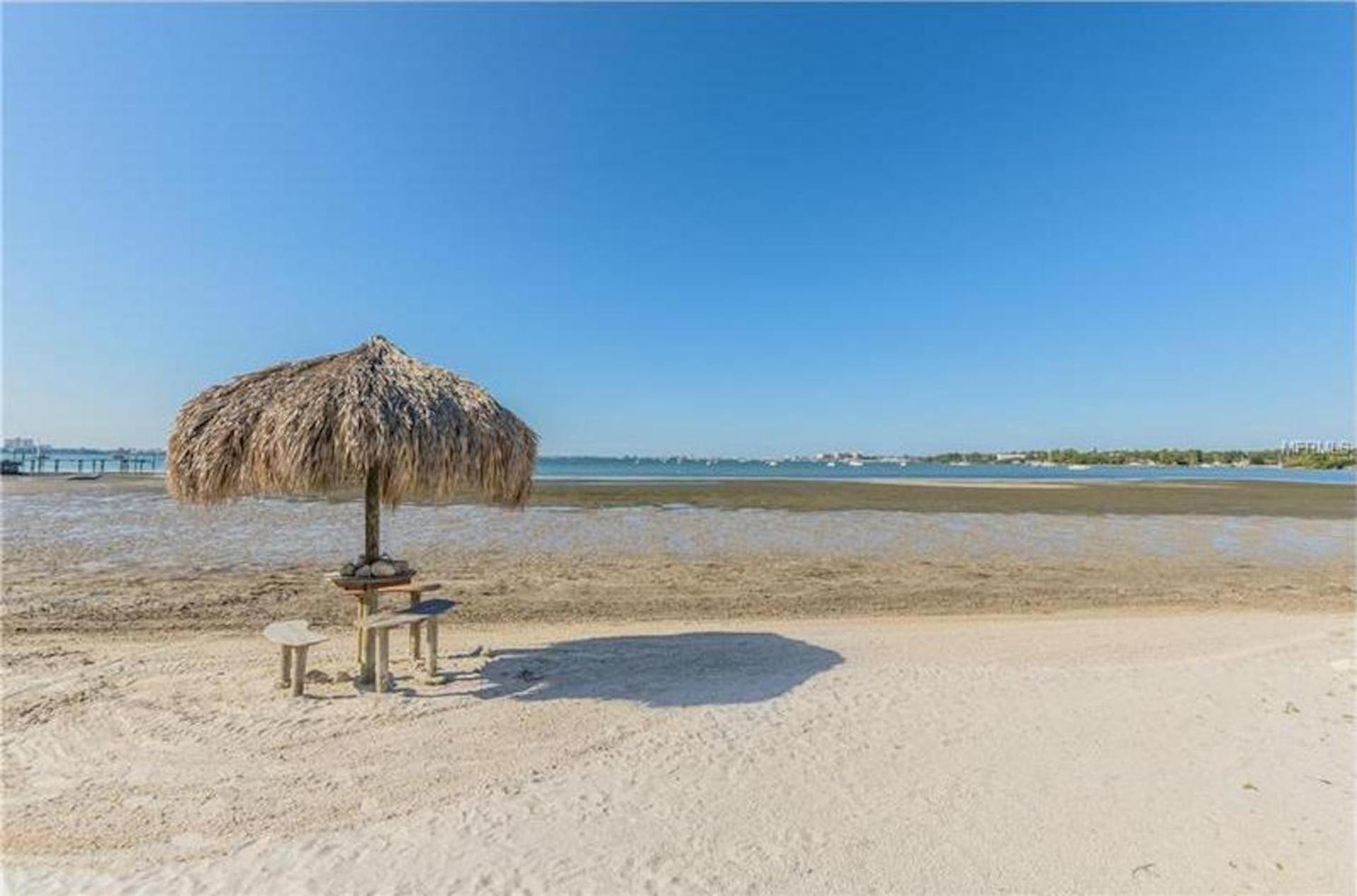 Affordable Two Bedroom Tropical Condo - Private Beach, Pools, Hot Tub Сент-Пітерсбург Екстер'єр фото