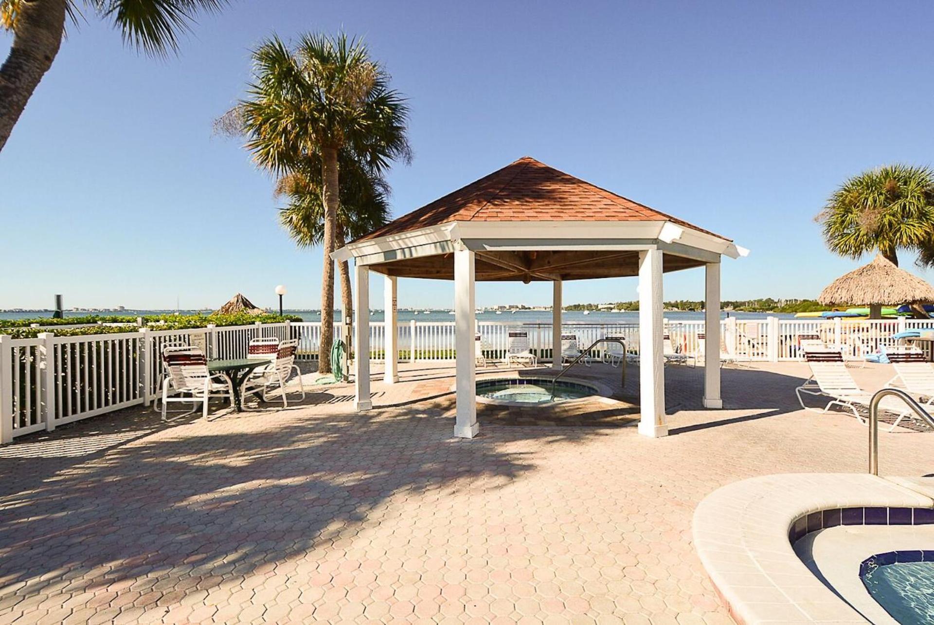 Affordable Two Bedroom Tropical Condo - Private Beach, Pools, Hot Tub Сент-Пітерсбург Екстер'єр фото