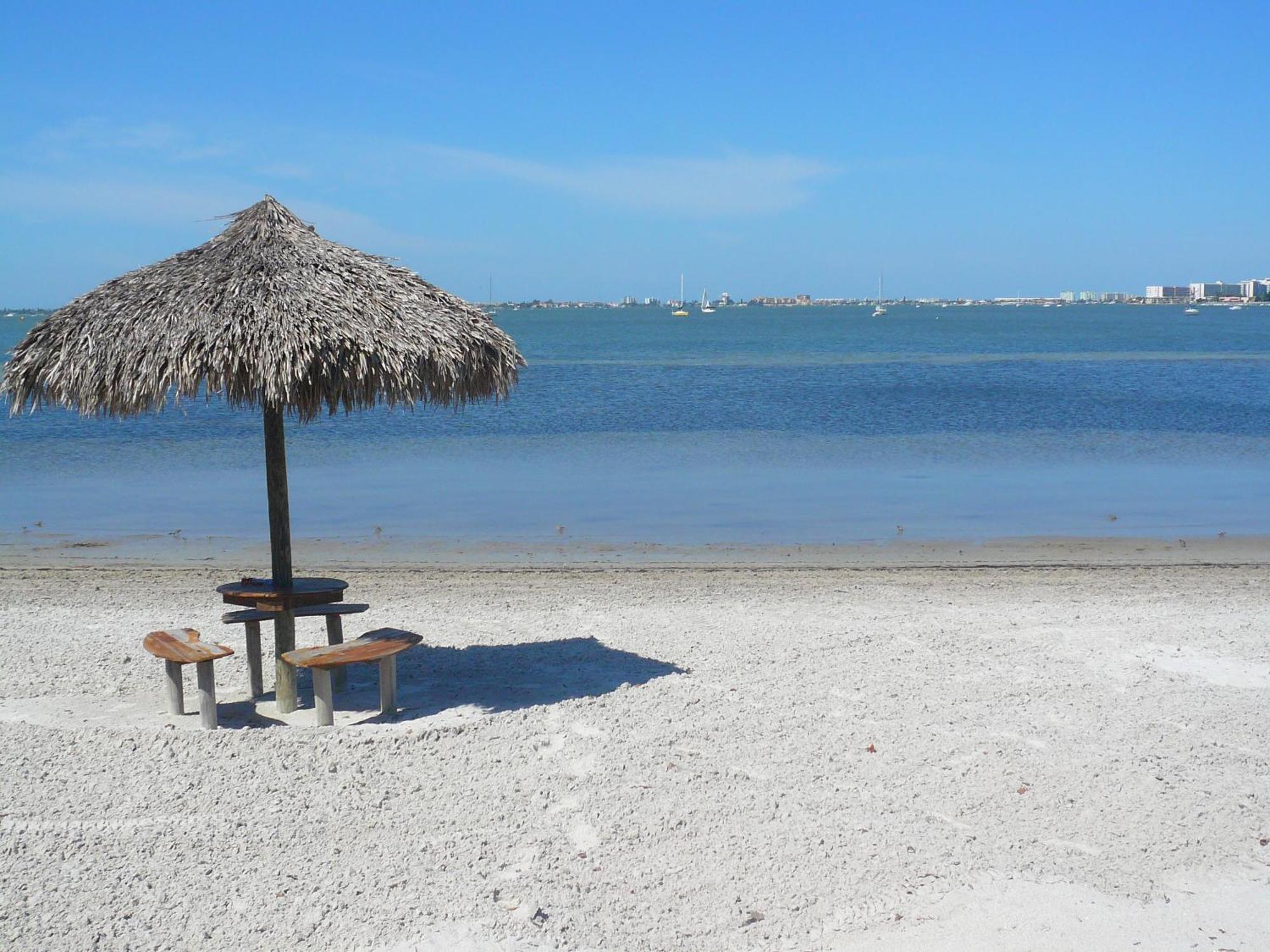 Affordable Two Bedroom Tropical Condo - Private Beach, Pools, Hot Tub Сент-Пітерсбург Екстер'єр фото