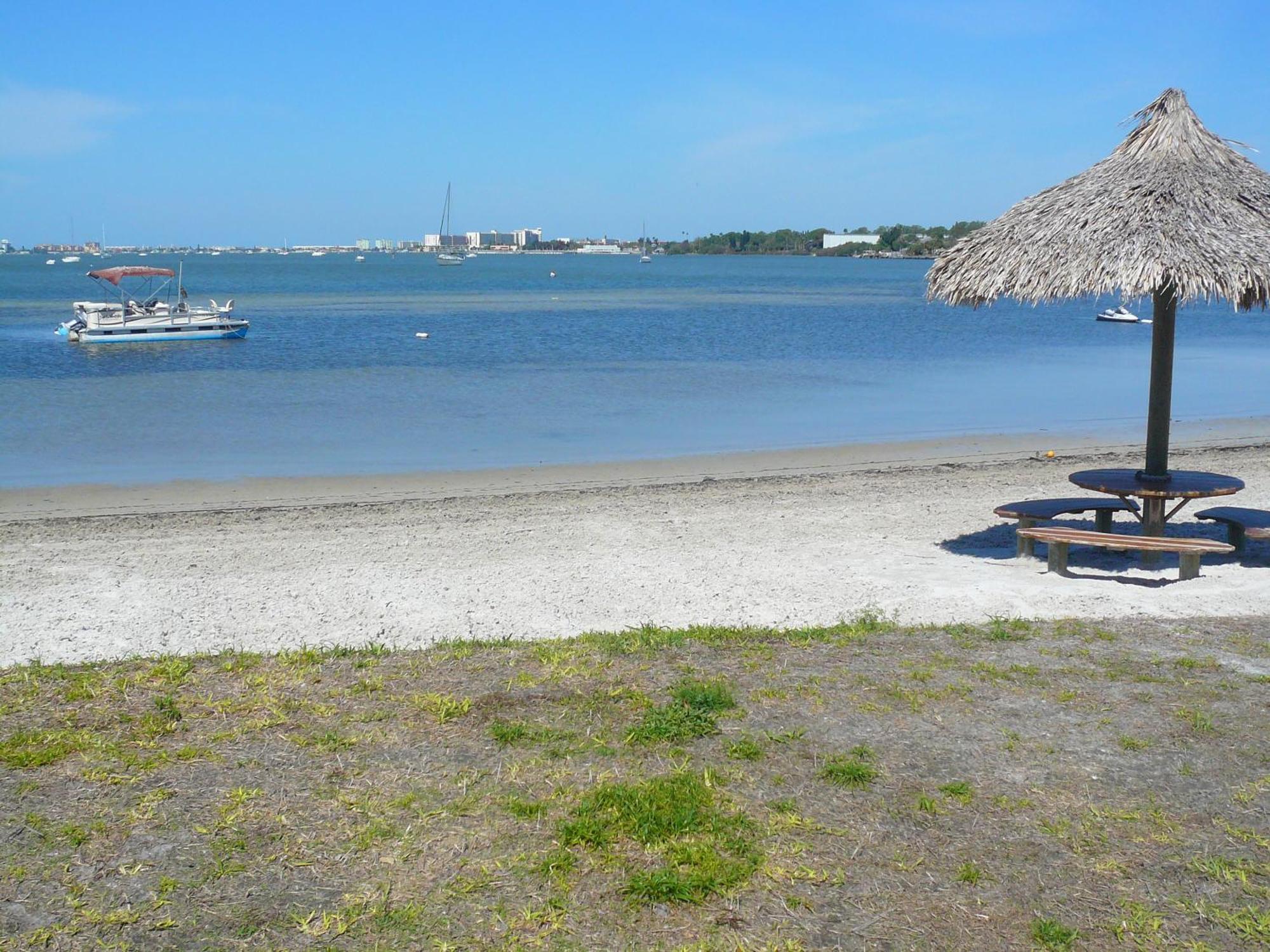 Affordable Two Bedroom Tropical Condo - Private Beach, Pools, Hot Tub Сент-Пітерсбург Екстер'єр фото
