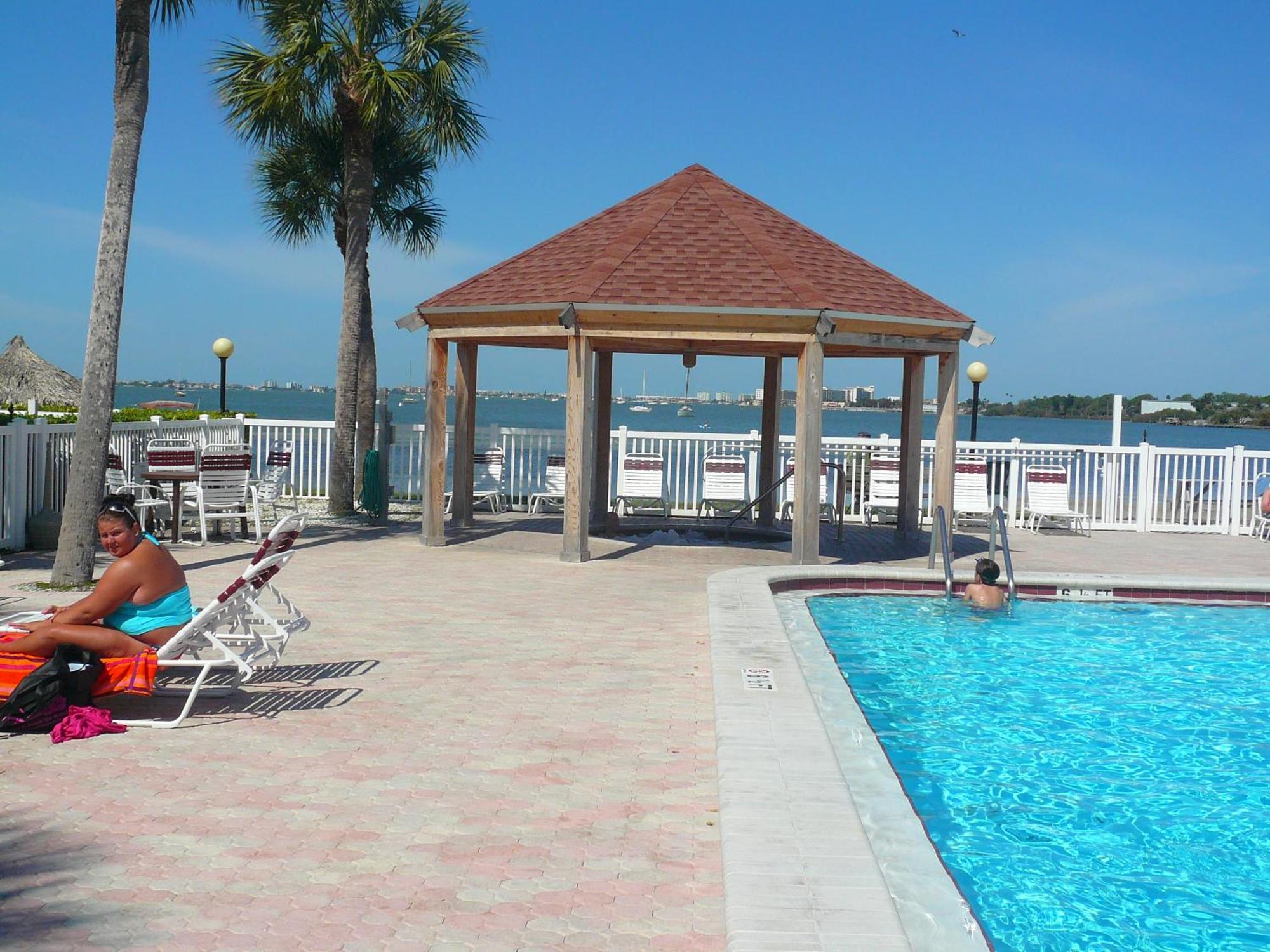 Affordable Two Bedroom Tropical Condo - Private Beach, Pools, Hot Tub Сент-Пітерсбург Екстер'єр фото
