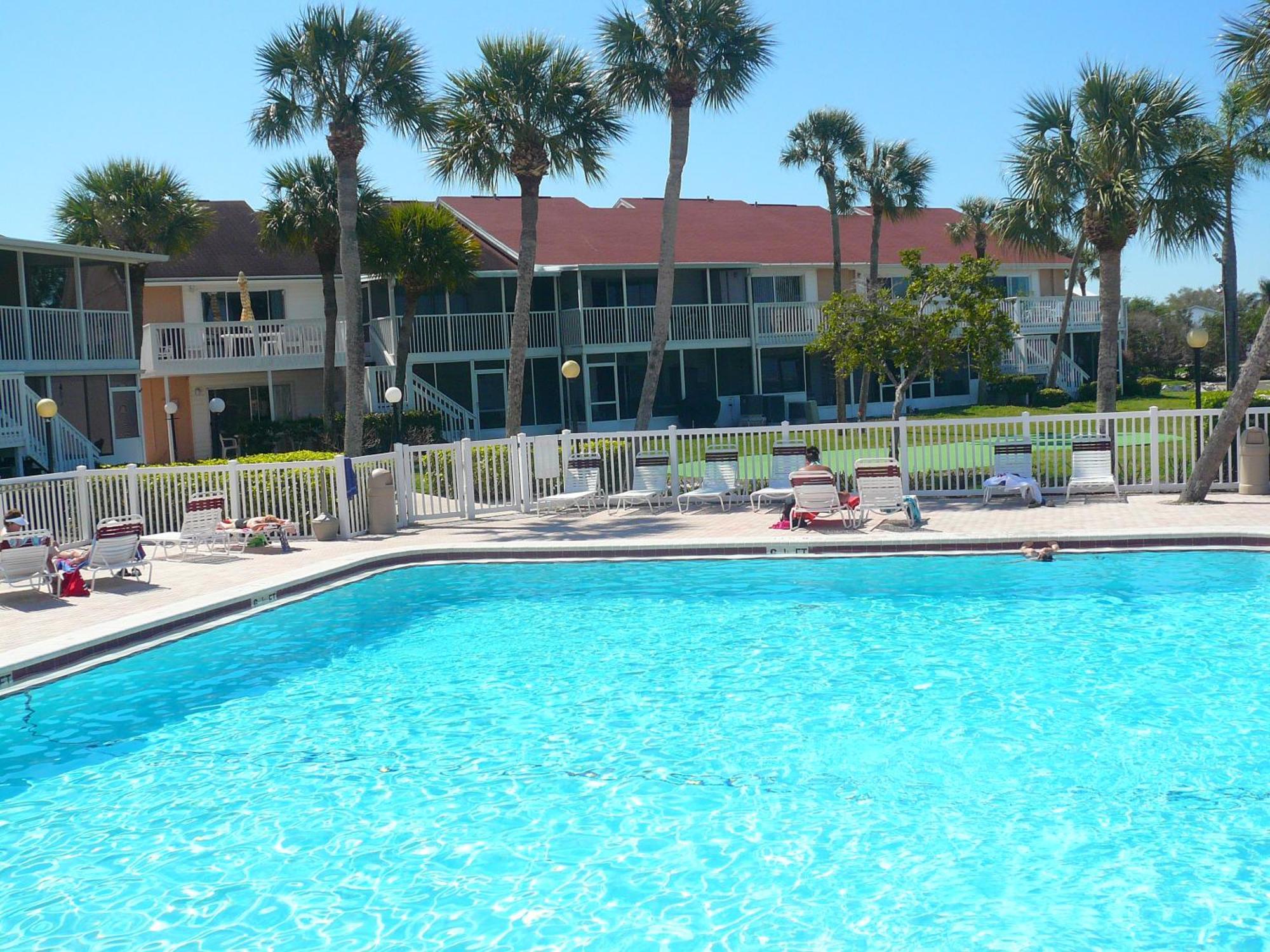 Affordable Two Bedroom Tropical Condo - Private Beach, Pools, Hot Tub Сент-Пітерсбург Екстер'єр фото
