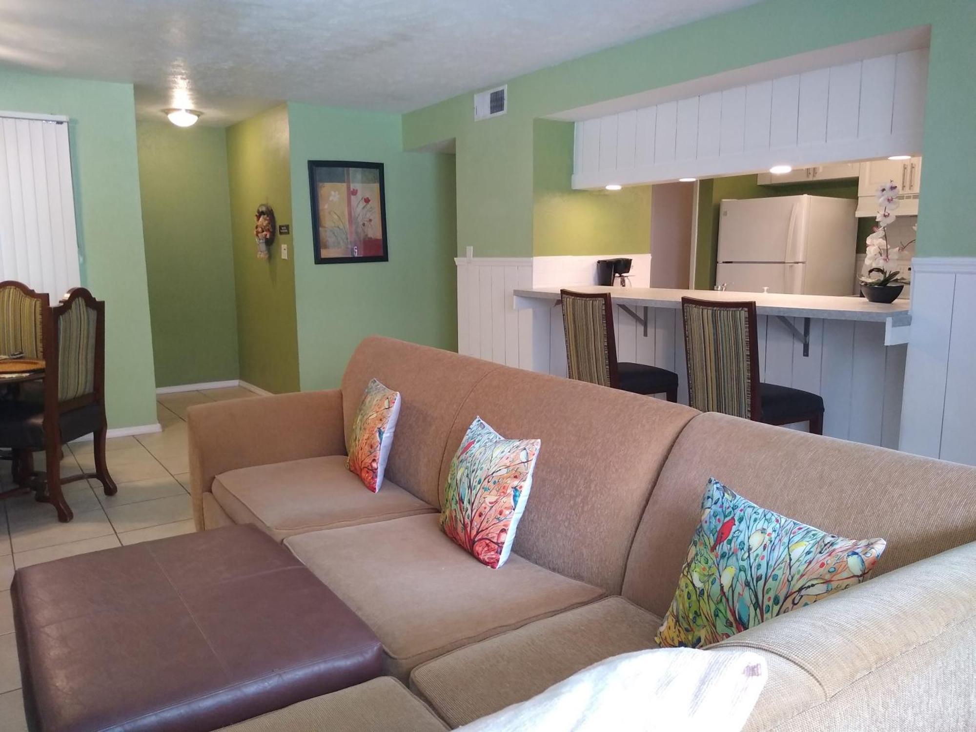 Affordable Two Bedroom Tropical Condo - Private Beach, Pools, Hot Tub Сент-Пітерсбург Екстер'єр фото