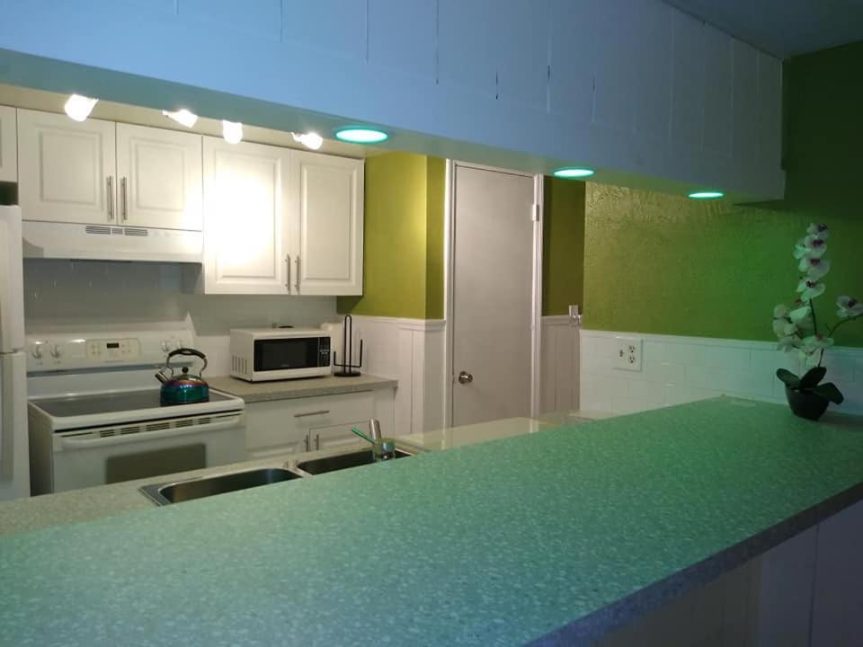 Affordable Two Bedroom Tropical Condo - Private Beach, Pools, Hot Tub Сент-Пітерсбург Екстер'єр фото